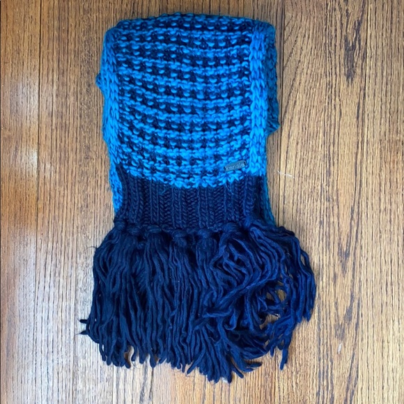 Kensie Women's Chunky Knit Fringe Scarf - Picture 8 of 8